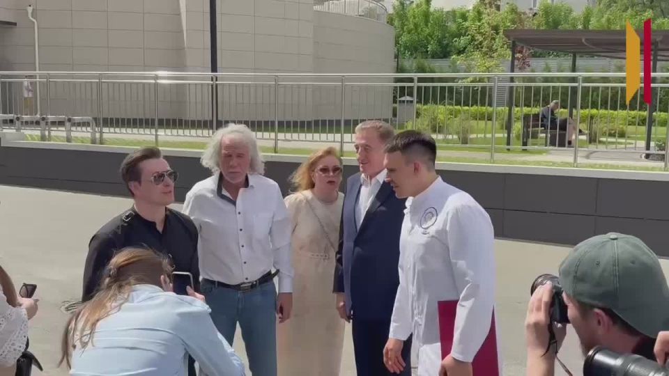 Актер театра и кино Сергей Безруков посетил открытие нового пространства на крыше Воронежского онкоцентра