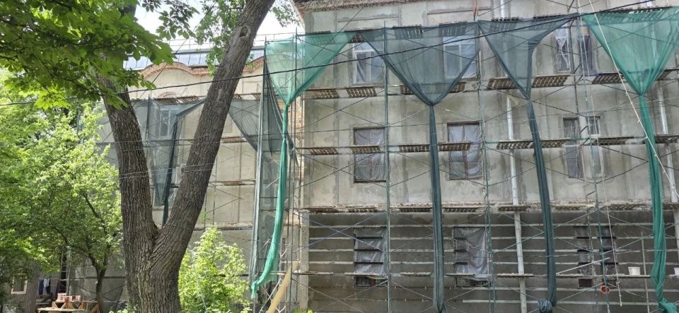 Реставрацию фасада «Корпуса «Служителей» в микрорайоне СХИ завершат к осени Реставрацию фасада «Корпуса «Служителей» в микрорайоне СХИ завершат к осени