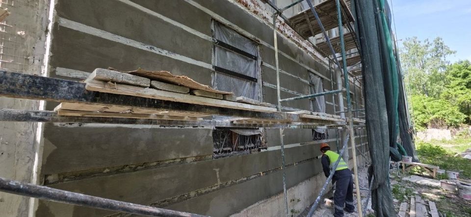 Реставрацию фасада «Корпуса «Служителей» в микрорайоне СХИ завершат к осени Реставрацию фасада «Корпуса «Служителей» в микрорайоне СХИ завершат к осени