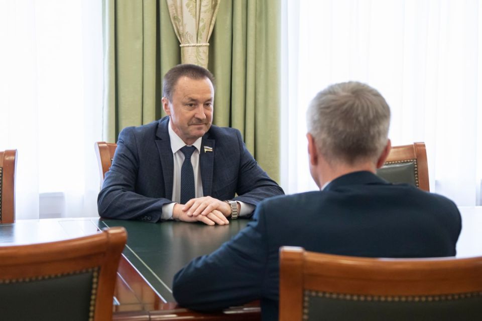 Юрий Матузов и Евгений Ревенко обсудили законодательные инициативы, работу почты и создание лыжной студенческой лиги