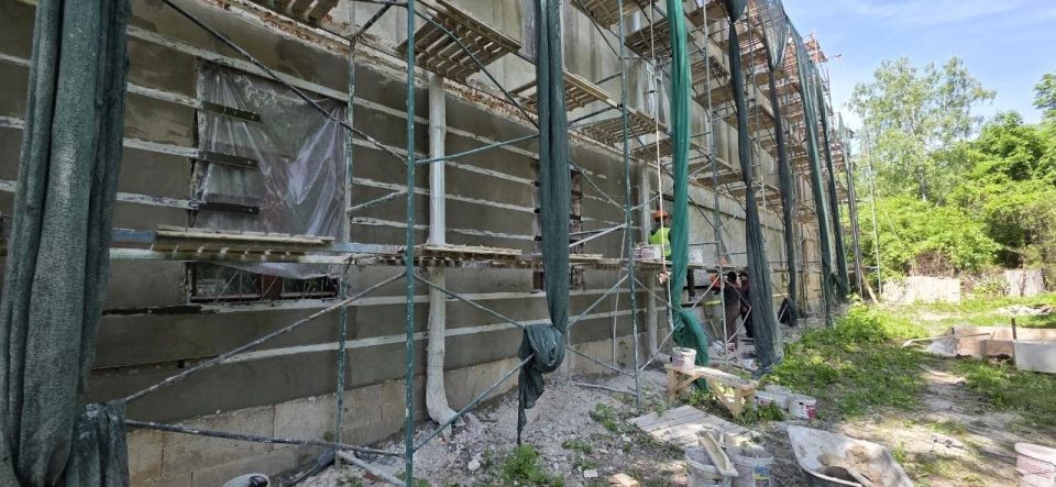 Реставрацию фасада «Корпуса «Служителей» в микрорайоне СХИ завершат к осени Реставрацию фасада «Корпуса «Служителей» в микрорайоне СХИ завершат к осени