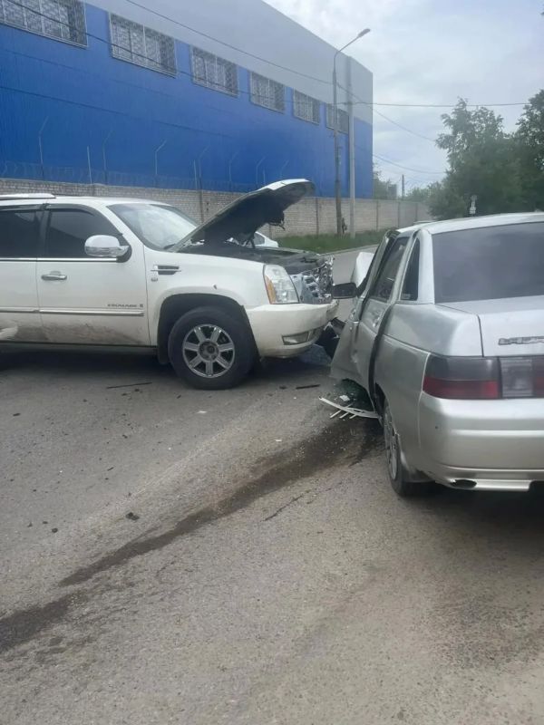 На улице Бахметьева в аварию попали 3 автомобиля: пострадали 2 мужчины
