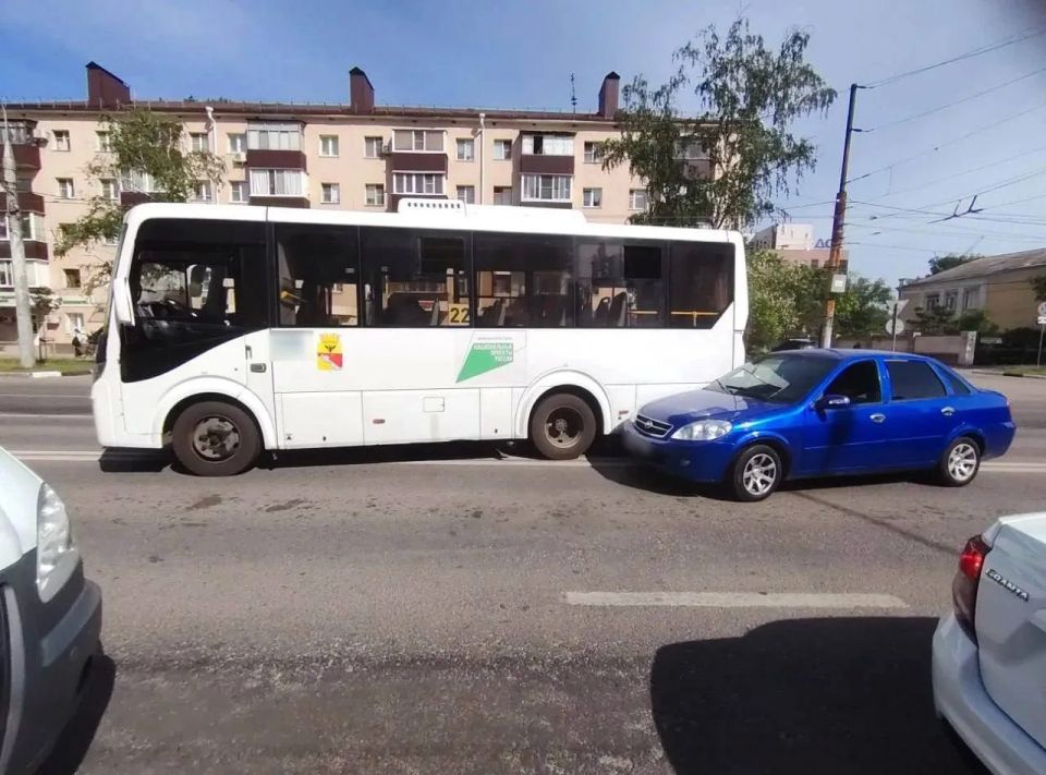 16-летний самокатчик врезался в маршрутку и устроил ДТП на Ленинском проспекте Воронежа