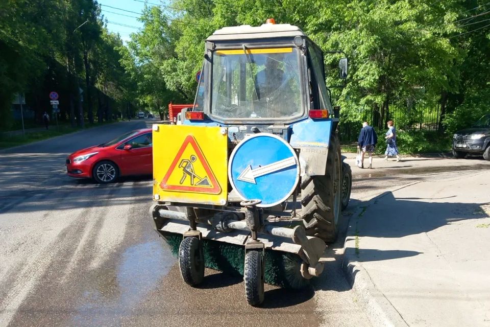 На улично-дорожной сети района постоянно проводится влажная уборка На улично-дорожной сети района постоянно проводится влажная уборка