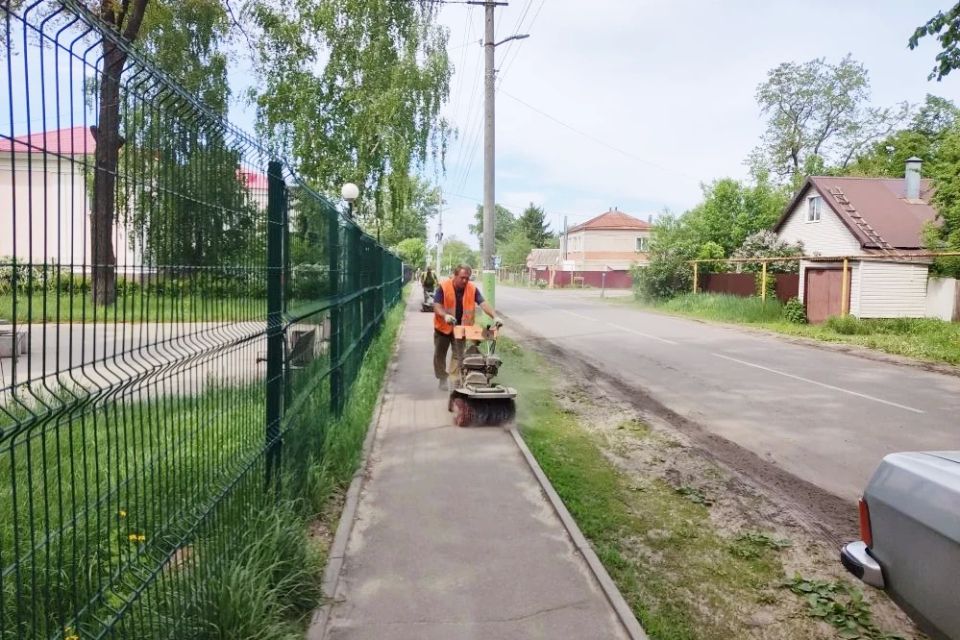 Комплексный подход: сегодня комбинат благоустройства работал в микрорайоне Краснолесный Комплексный подход: сегодня комбинат благоустройства работал в микрорайоне Краснолесный
