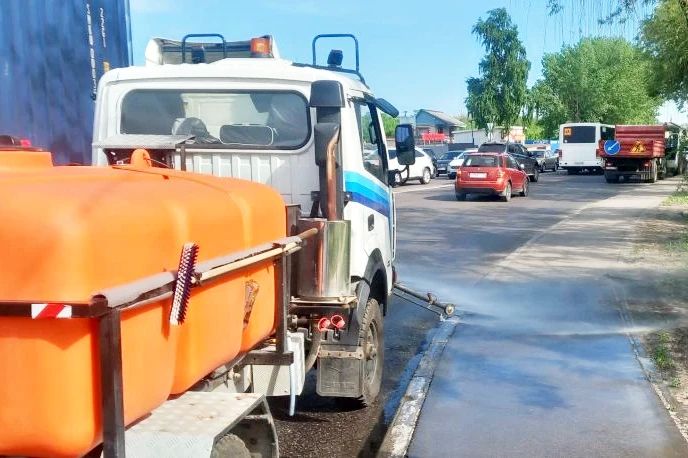 На улично-дорожной сети района постоянно проводится влажная уборка На улично-дорожной сети района постоянно проводится влажная уборка
