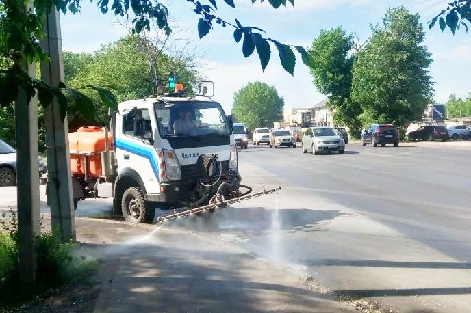 На улично-дорожной сети района постоянно проводится влажная уборка На улично-дорожной сети района постоянно проводится влажная уборка