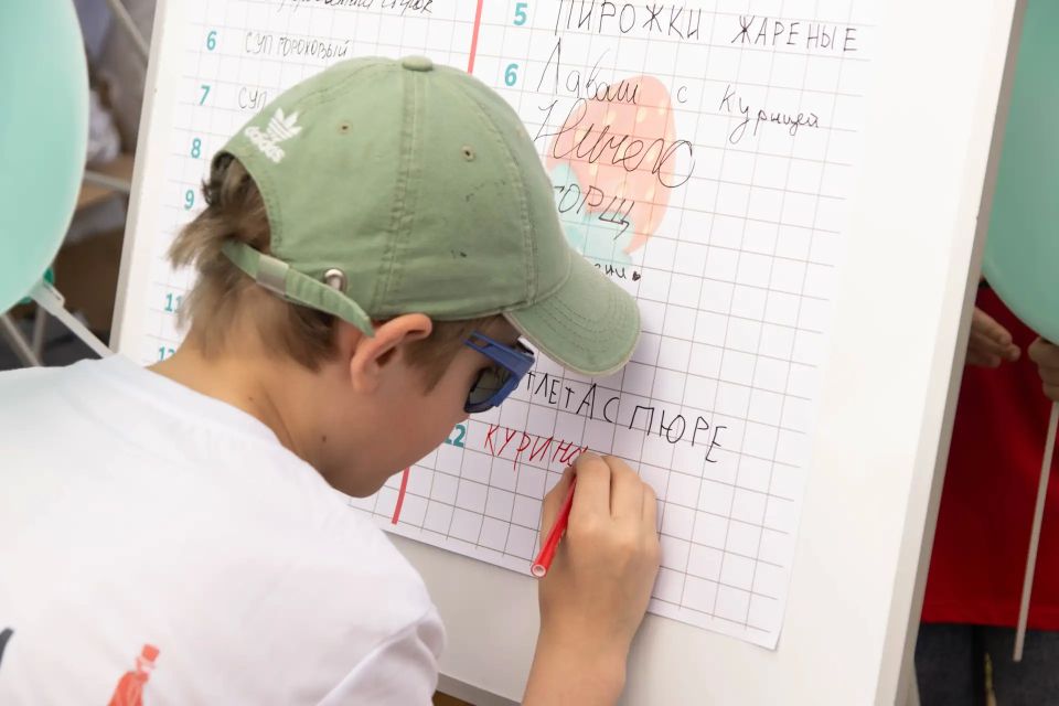 Борщ, котлета с пюре, компот: «Новые люди» узнали о любимых блюдах детей и предложили поменять подход к питанию в школах Борщ, котлета с пюре, компот: «Новые люди» узнали о любимых блюдах детей и предложили поменять подход к питанию в школах