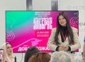 На секции «Социальный капитал креативных индустрий» (модератор Аскер Тумов) выступила Илона Жилова — основатель школы ведущих, автор бренда одежды по мотивам национального эпоса и многодетная мама