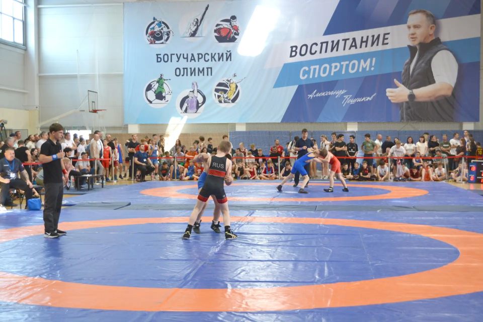 300 юных спортсменов со всей России объединил турнир по греко-римской борьбе в Богучаре