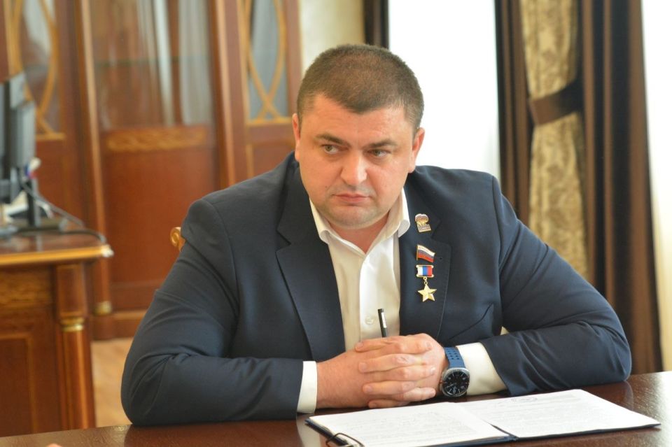 Председатель Воронежской городской Думы, Герой России Андрей Дьяченко провел совещание с участием руководителя управления образования и молодежной политики Ольги Бакуменко и и.о. руководителя УИЗО Яны Якименко