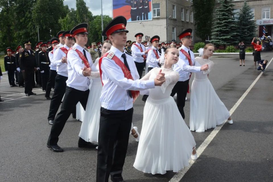 Председатель Воронежской городской Думы, Герой России Андрей Дьяченко принял участие в праздновании последнего звонка в Михайловском кадетском корпусе Председатель Воронежской городской Думы, Герой России Андрей Дьяченко принял участие в праздновании последнего звонка в Михайловском кадетском корпусе