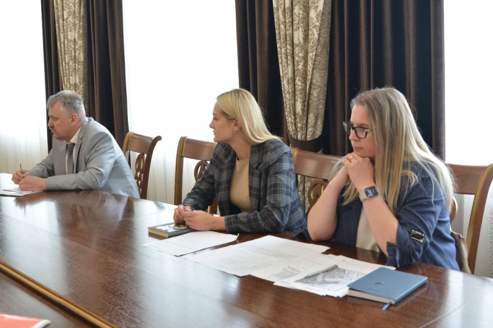 Председатель Воронежской городской Думы, Герой России Андрей Дьяченко провел совещание с участием руководителя управления образования и молодежной политики Ольги Бакуменко и и.о. руководителя УИЗО Яны Якименко Председатель Воронежской городской Думы, Герой России Андрей Дьяченко провел совещание с участием руководителя управления образования и молодежной политики Ольги Бакуменко и и.о. руководителя УИЗО Яны Якименко