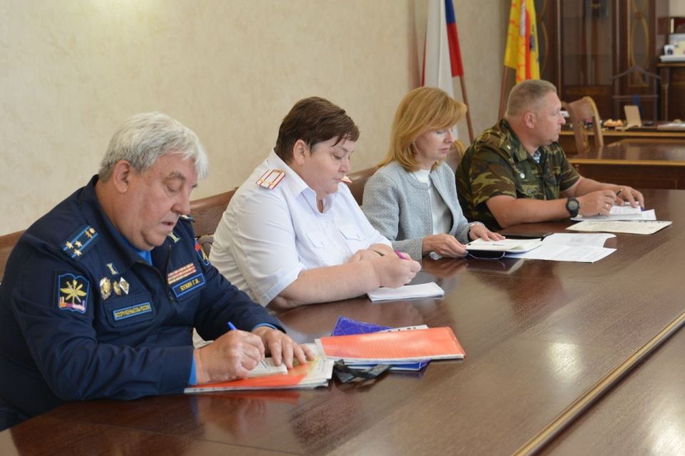 Председатель Воронежской городской Думы, Герой России Андрей Дьяченко провел совещание с участием руководителя управления образования и молодежной политики Ольги Бакуменко и и.о. руководителя УИЗО Яны Якименко Председатель Воронежской городской Думы, Герой России Андрей Дьяченко провел совещание с участием руководителя управления образования и молодежной политики Ольги Бакуменко и и.о. руководителя УИЗО Яны Якименко