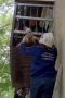 В Воронеже спасатели вызволили кошку, которая забралась под пол на балконе