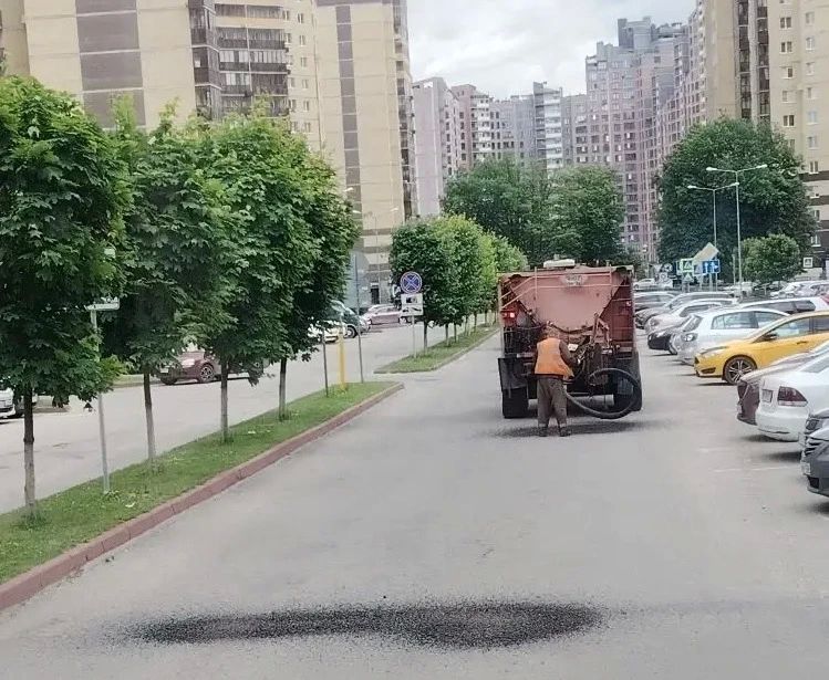 Сегодня «латаем» дороги в жилом массиве Олимпийской Сегодня «латаем» дороги в жилом массиве Олимпийской