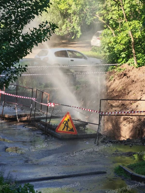 Фонтан неожиданно забил из разрытого котлована на улице Остужева в Воронеже