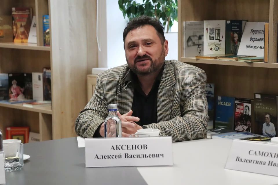 5 лет достойных побед! В юношеской библиотеке им. Кубанева министр культуры Воронежской области Мария Мазур встретилась с победителями Фонда президентских культурных инициатив 5 лет достойных побед! В юношеской библиотеке им. Кубанева министр культуры Воронежской области Мария Мазур встретилась с победителями Фонда президентских культурных инициатив