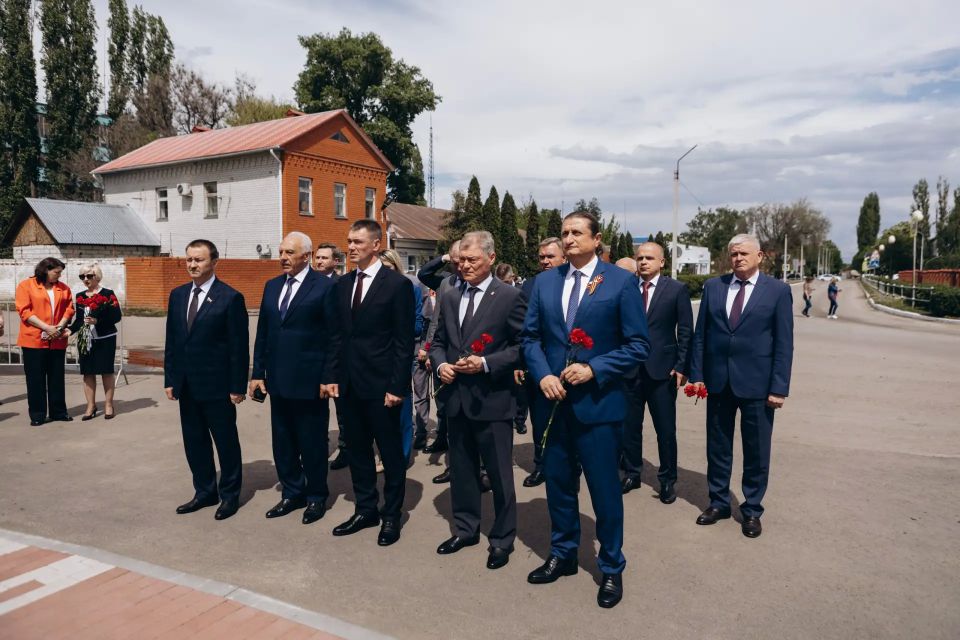 Воронежский райцентр стал полигоном для больших перемен, или как депутат Чижов превращает «миллиарды» в новые дороги и рабочие места? Воронежский райцентр стал полигоном для больших перемен, или как депутат Чижов превращает «миллиарды» в новые дороги и рабочие места?