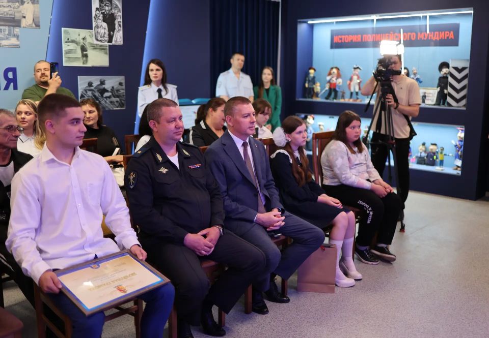 В Воронеже генерал Антон Решетов наградил победителей конкурса «Полицейский Дядя Степа» В Воронеже генерал Антон Решетов наградил победителей конкурса «Полицейский Дядя Степа»
