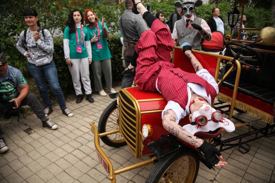 Сегодня в "Алых парусах" Фестиваль уличных театров (0+) начнется в 12:00 с парада всех участников Сегодня в "Алых парусах" Фестиваль уличных театров (0+) начнется в 12:00 с парада всех участников