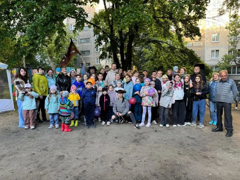 Во дворе на улице Димитрова прошёл праздник ко Дню соседей при участии депутата Воронежской городской Думы Максима Михина Во дворе на улице Димитрова прошёл праздник ко Дню соседей при участии депутата Воронежской городской Думы Максима Михина