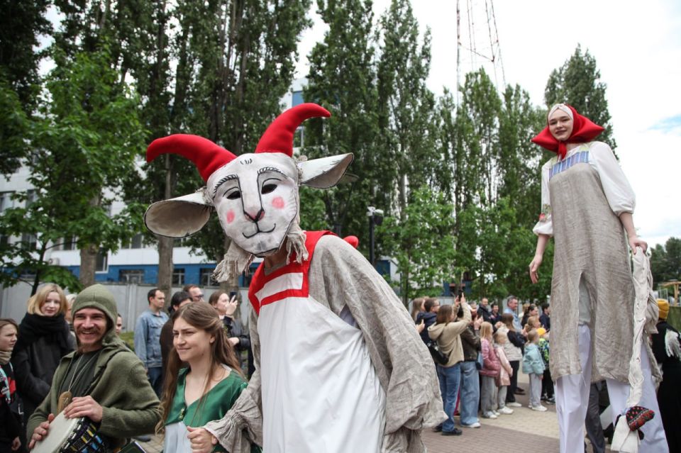 Сегодня в "Алых парусах" Фестиваль уличных театров (0+) начнется в 12:00 с парада всех участников Сегодня в "Алых парусах" Фестиваль уличных театров (0+) начнется в 12:00 с парада всех участников