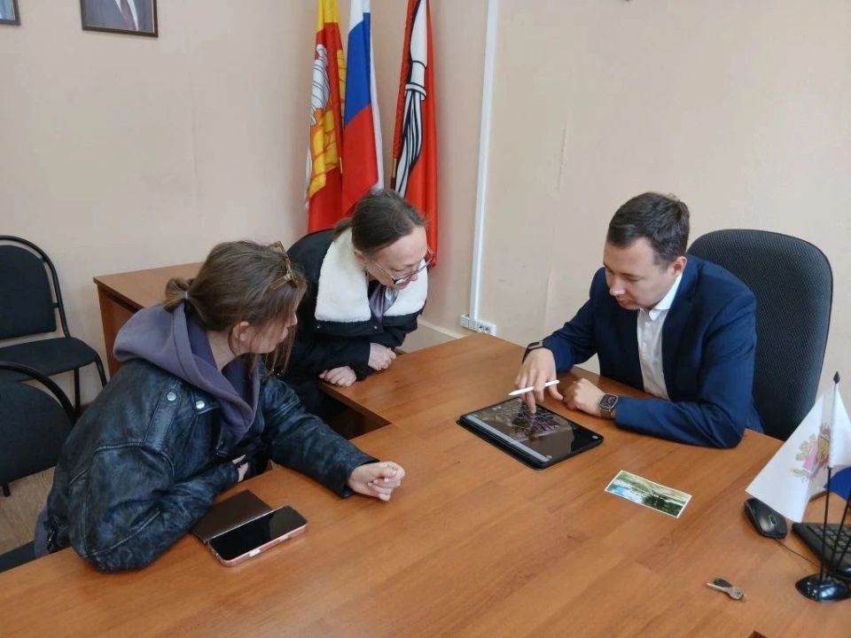 Во дворе на улице Димитрова прошёл праздник ко Дню соседей при участии депутата Воронежской городской Думы Максима Михина Во дворе на улице Димитрова прошёл праздник ко Дню соседей при участии депутата Воронежской городской Думы Максима Михина