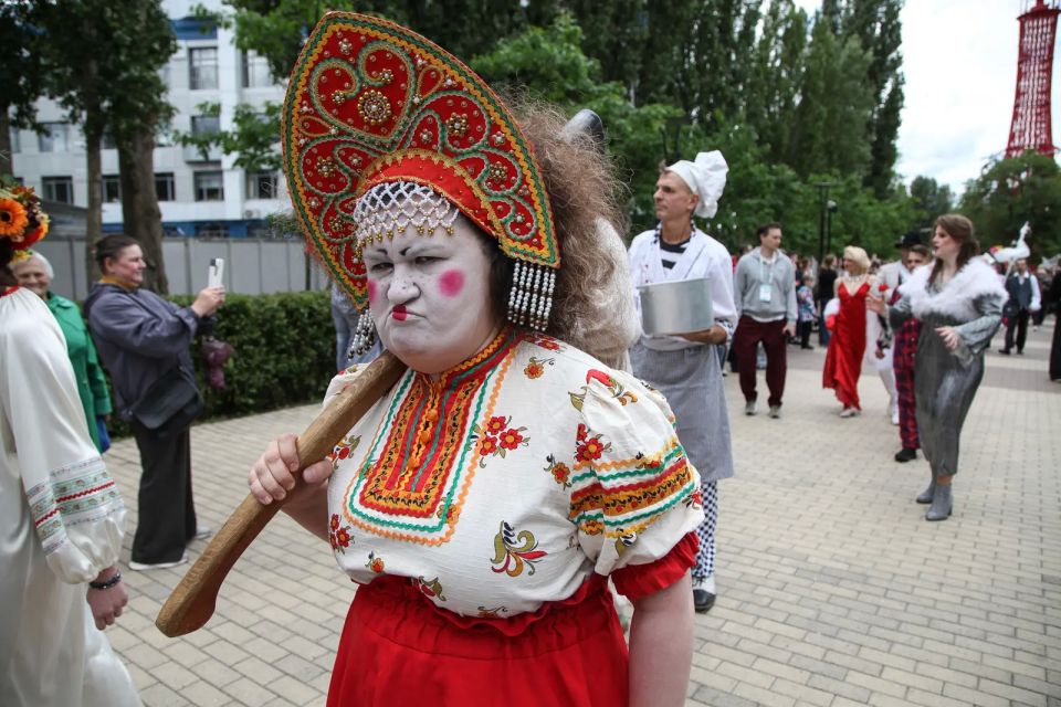 Сегодня в "Алых парусах" Фестиваль уличных театров (0+) начнется в 12:00 с парада всех участников Сегодня в "Алых парусах" Фестиваль уличных театров (0+) начнется в 12:00 с парада всех участников