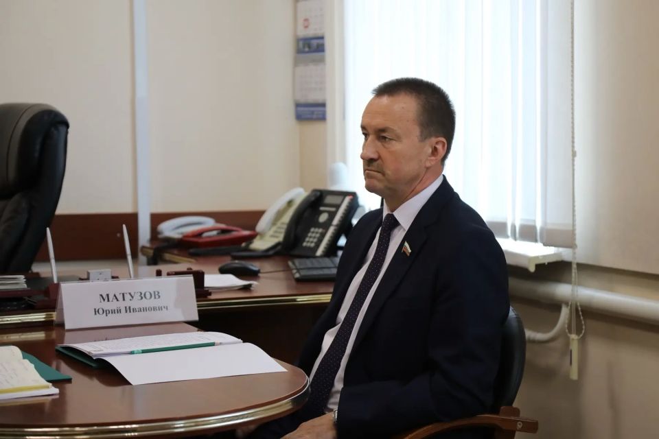 Председатель облдумы Юрий Матузов лично доставил оборудование для бойца СВО из Бутурлиновки по прямому обращению с передовой