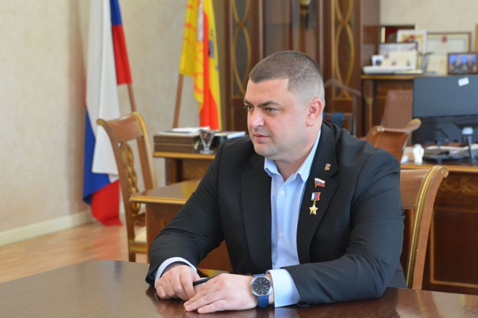 Председатель Воронежской городской Думы, Герой России Андрей Дьяченко провел рабочую встречу с руководителем регионального исполнительного комитета «Общероссийского народного фронта» (ОНФ) в Воронежской области Мариной... Председатель Воронежской городской Думы, Герой России Андрей Дьяченко провел рабочую встречу с руководителем регионального исполнительного комитета «Общероссийского народного фронта» (ОНФ) в Воронежской области Мариной...