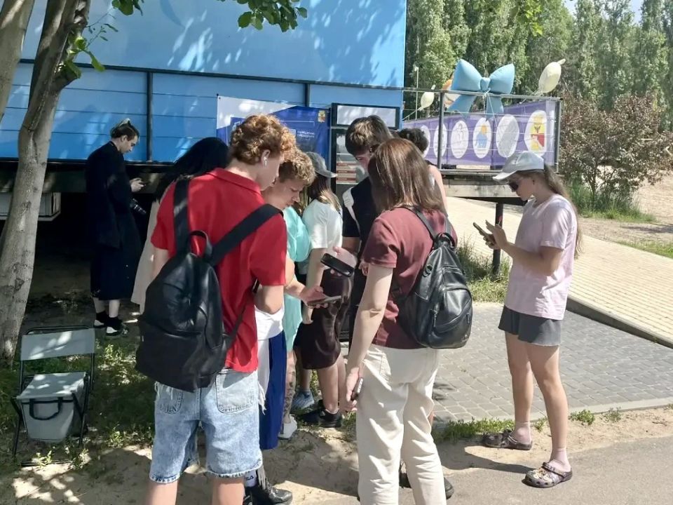 На фестивале работает дружная команда волонтеров, которые помогают жителям принять участие в голосовании по выбору объектов благоустройства На фестивале работает дружная команда волонтеров, которые помогают жителям принять участие в голосовании по выбору объектов благоустройства