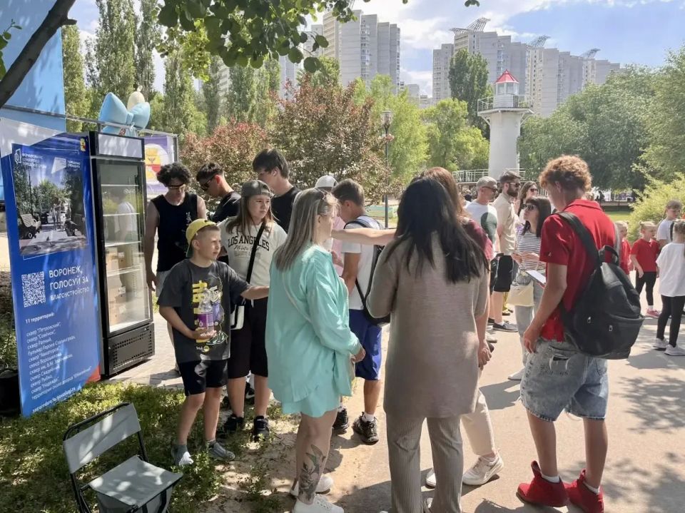 На фестивале работает дружная команда волонтеров, которые помогают жителям принять участие в голосовании по выбору объектов благоустройства На фестивале работает дружная команда волонтеров, которые помогают жителям принять участие в голосовании по выбору объектов благоустройства