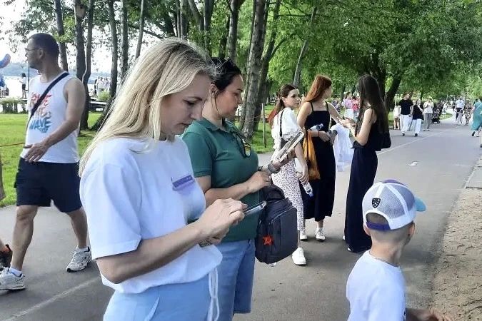 На фестивале работает дружная команда волонтеров, которые помогают жителям принять участие в голосовании по выбору объектов благоустройства На фестивале работает дружная команда волонтеров, которые помогают жителям принять участие в голосовании по выбору объектов благоустройства