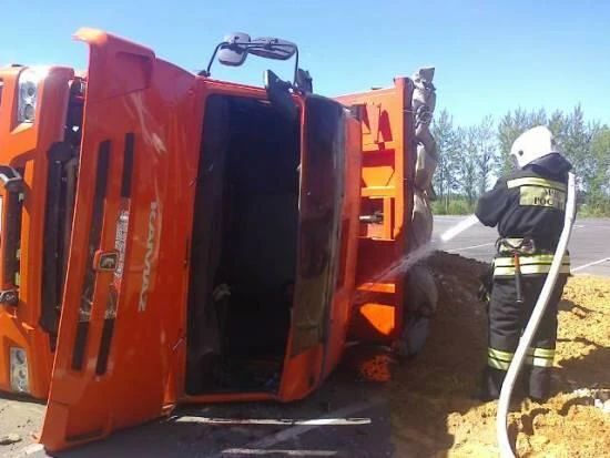 Грузовик перевернулся в результате аварии в Воронежской области, есть пострадавший