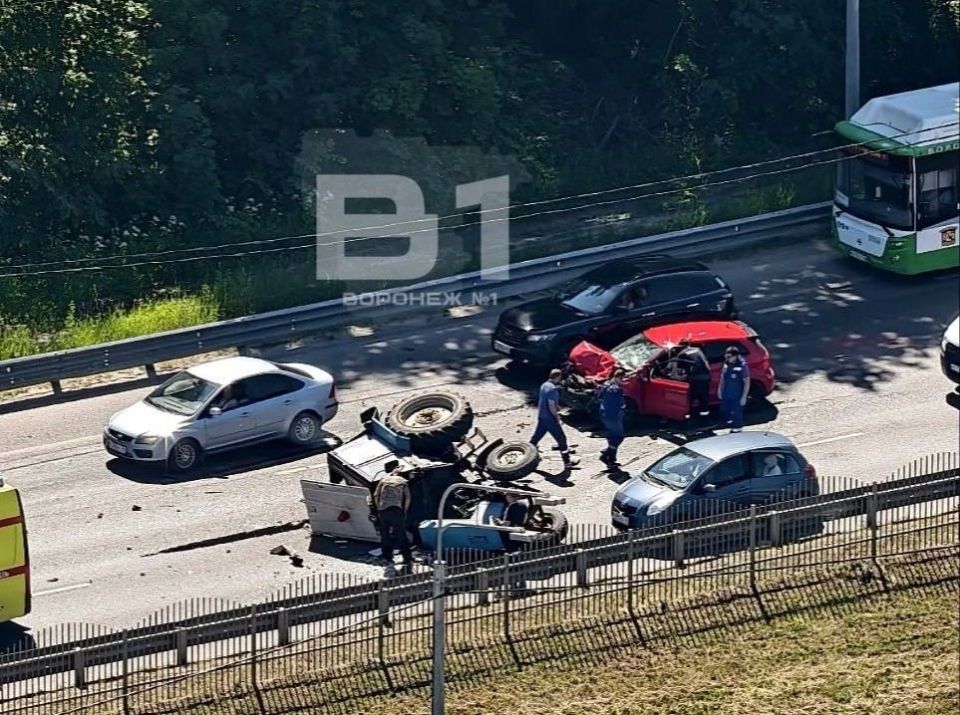 Опрокинувшийся у воронежского «Олимпика» трактор спровоцировал 4-километровую пробку