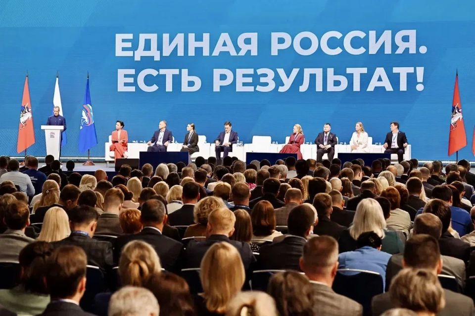 Воронежскому депутату Александру Пешикову вручил благодарность Дмитрий Медведев Воронежскому депутату Александру Пешикову вручил благодарность Дмитрий Медведев