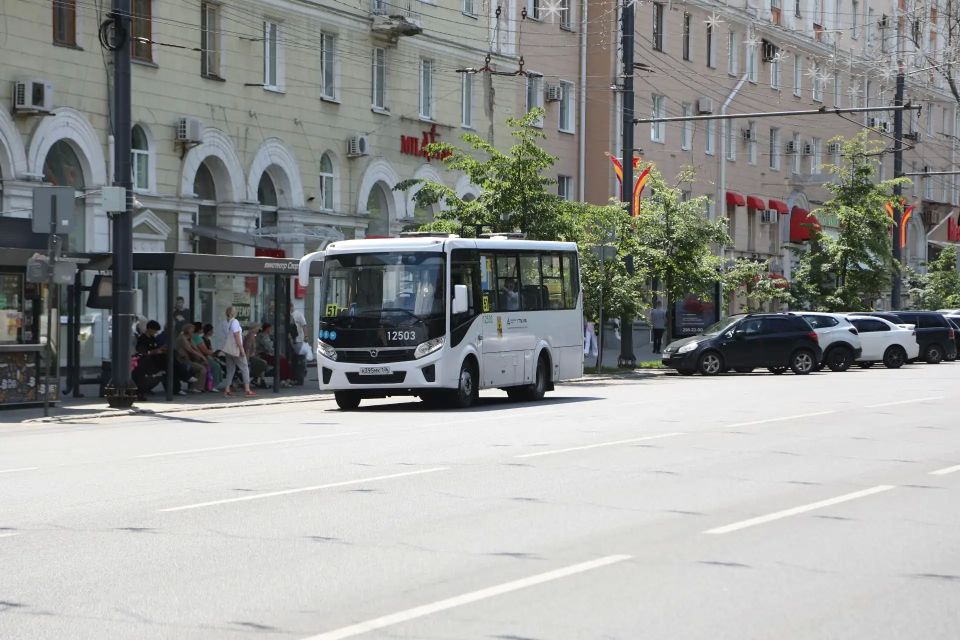 С учетом повышения температуры перевозчиками проводятся инструктажи с водительским составом о том, как важно открывать окна и люки в салонах автобусов и обеспечивать доступ к ним, чтобы горожане могли сделать это и... С учетом повышения температуры перевозчиками проводятся инструктажи с водительским составом о том, как важно открывать окна и люки в салонах автобусов и обеспечивать доступ к ним, чтобы горожане могли сделать это и...