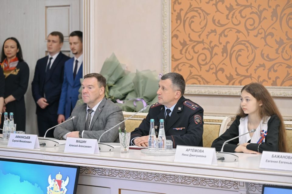Юрий Матузов принял участие в церемонии вручения паспортов юным воронежцам накануне Дня России Юрий Матузов принял участие в церемонии вручения паспортов юным воронежцам накануне Дня России