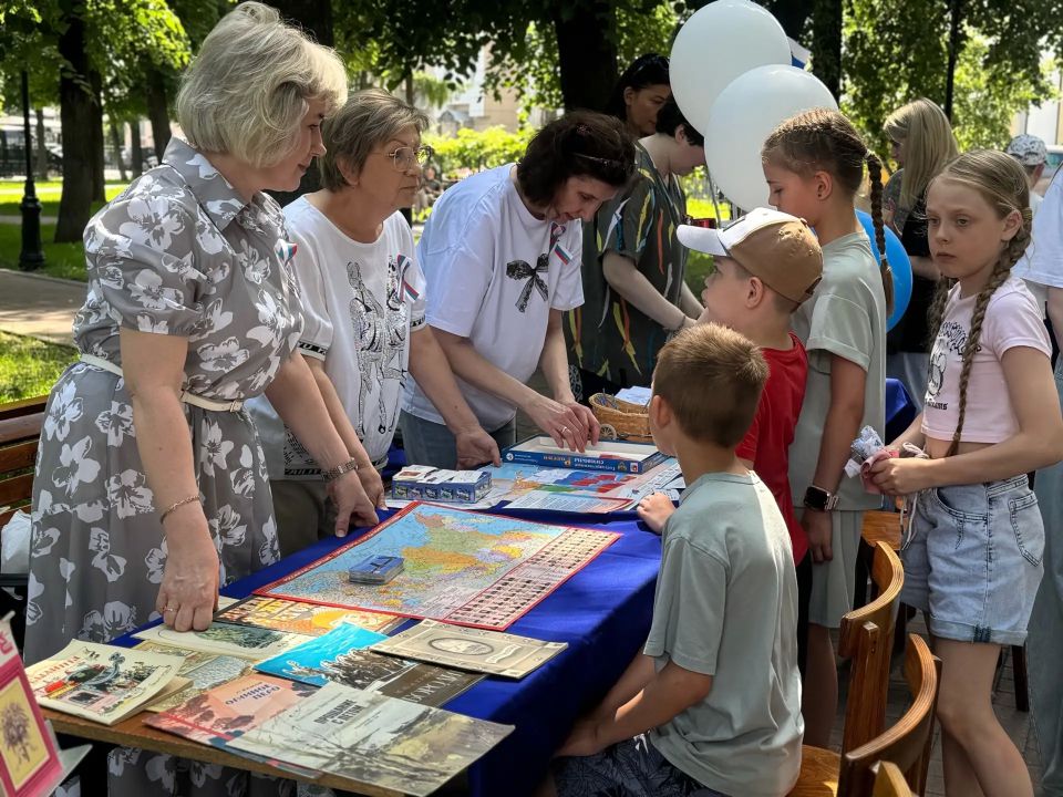 В сквере имени Бунина воронежцы и гости города «открывали» страну через книги, музыку и народные традиции В сквере имени Бунина воронежцы и гости города «открывали» страну через книги, музыку и народные традиции