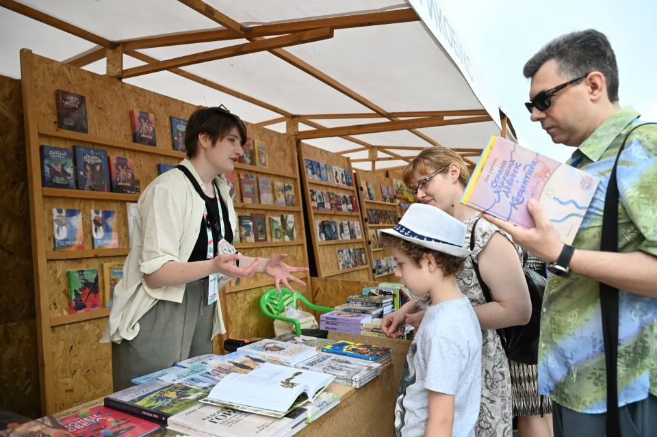 КНИЖНАЯ ЯРМАРКА ОТКРЫТА!. Одно из самых ожидаемых событий Литературной программы Платоновского фестиваля искусств стартовало сегодня на Советской площади! КНИЖНАЯ ЯРМАРКА ОТКРЫТА!. Одно из самых ожидаемых событий Литературной программы Платоновского фестиваля искусств стартовало сегодня на Советской площади!