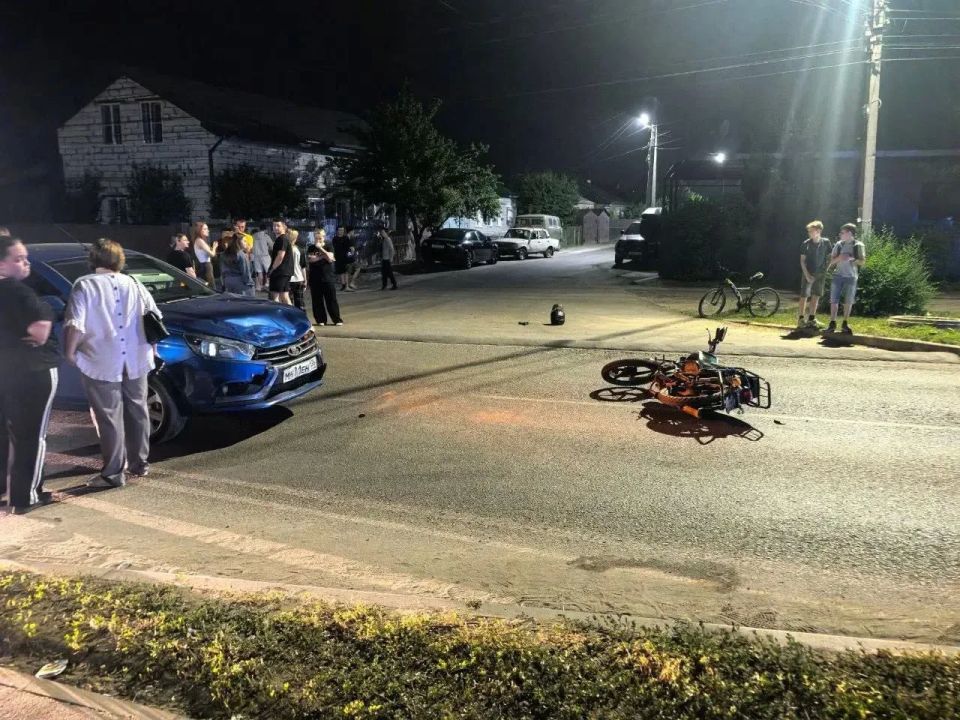 В Воронеже 12-летний водитель мопеда врезался в два автомобиля: пострадали трое детей В Воронеже 12-летний водитель мопеда врезался в два автомобиля: пострадали трое детей