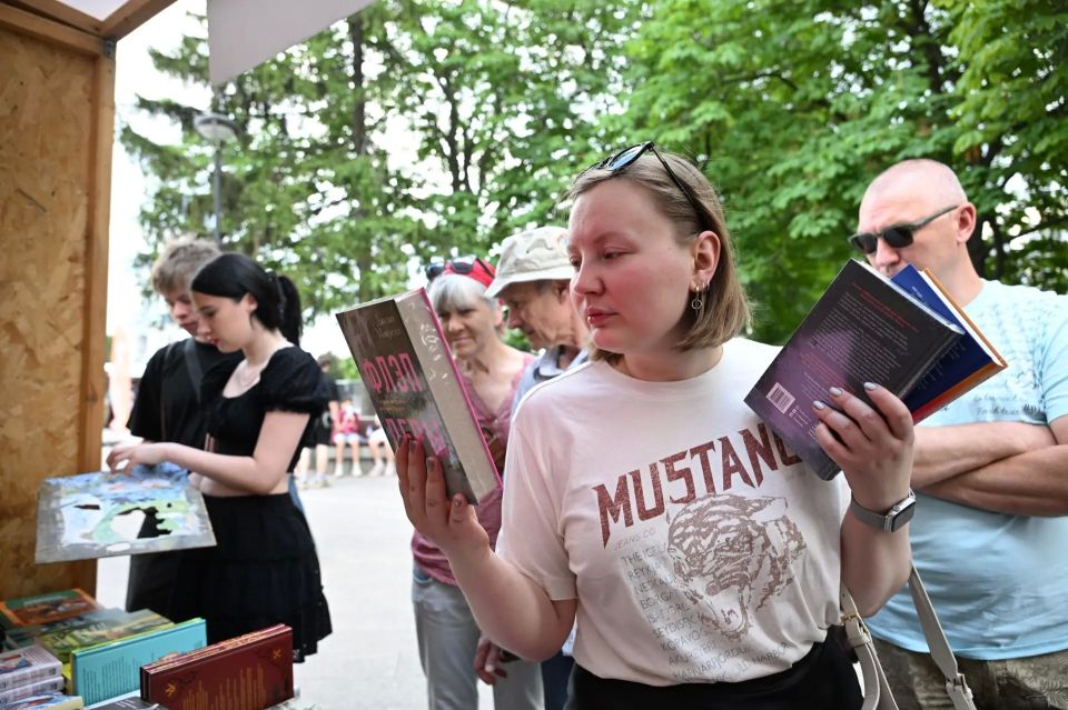 КНИЖНАЯ ЯРМАРКА ОТКРЫТА!. Одно из самых ожидаемых событий Литературной программы Платоновского фестиваля искусств стартовало сегодня на Советской площади! КНИЖНАЯ ЯРМАРКА ОТКРЫТА!. Одно из самых ожидаемых событий Литературной программы Платоновского фестиваля искусств стартовало сегодня на Советской площади!