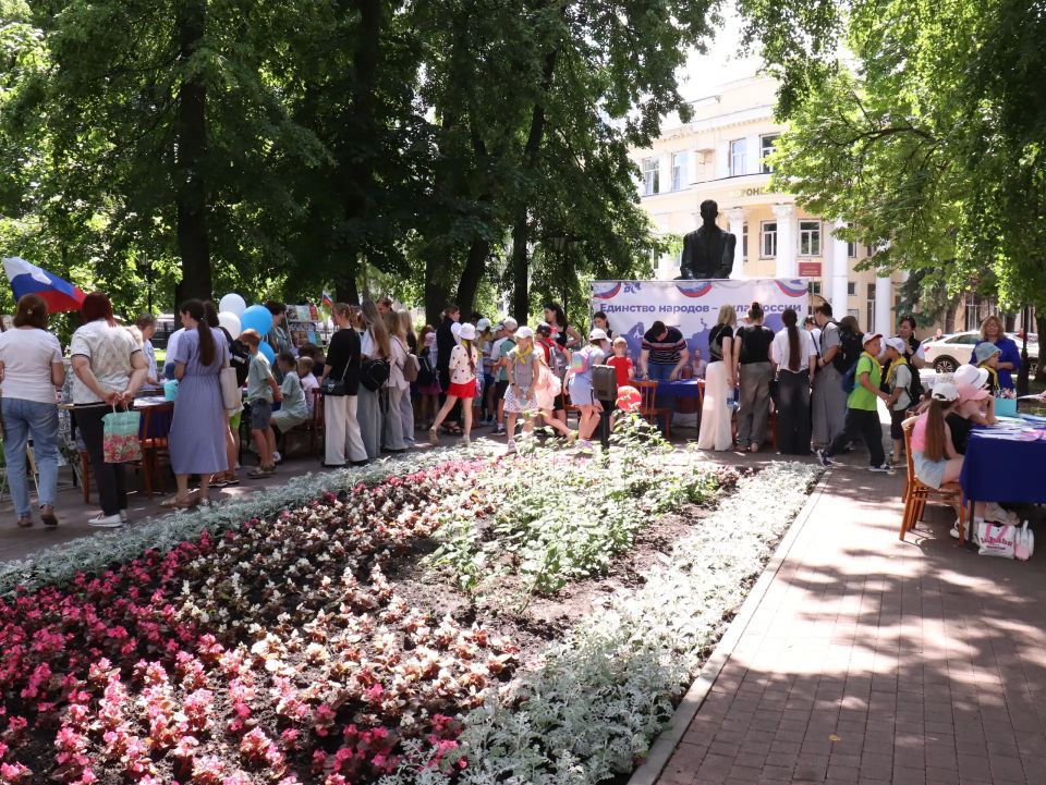 В сквере имени Бунина воронежцы и гости города «открывали» страну через книги, музыку и народные традиции В сквере имени Бунина воронежцы и гости города «открывали» страну через книги, музыку и народные традиции