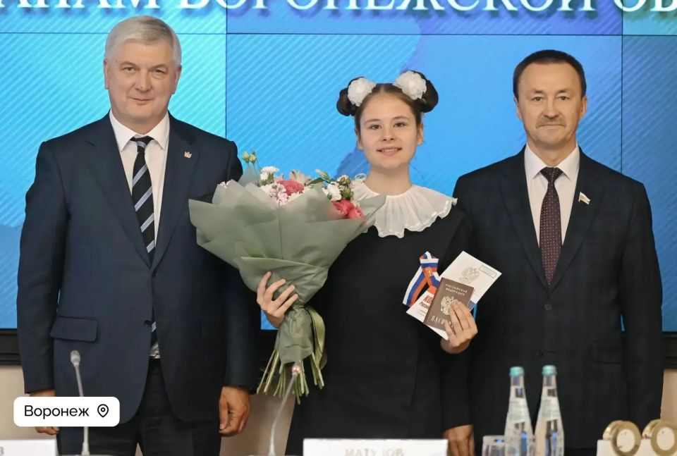 Отличившиеся в спорте и учебе воронежские школьники получили свои первые паспорта прямо из рук губернатора Отличившиеся в спорте и учебе воронежские школьники получили свои первые паспорта прямо из рук губернатора