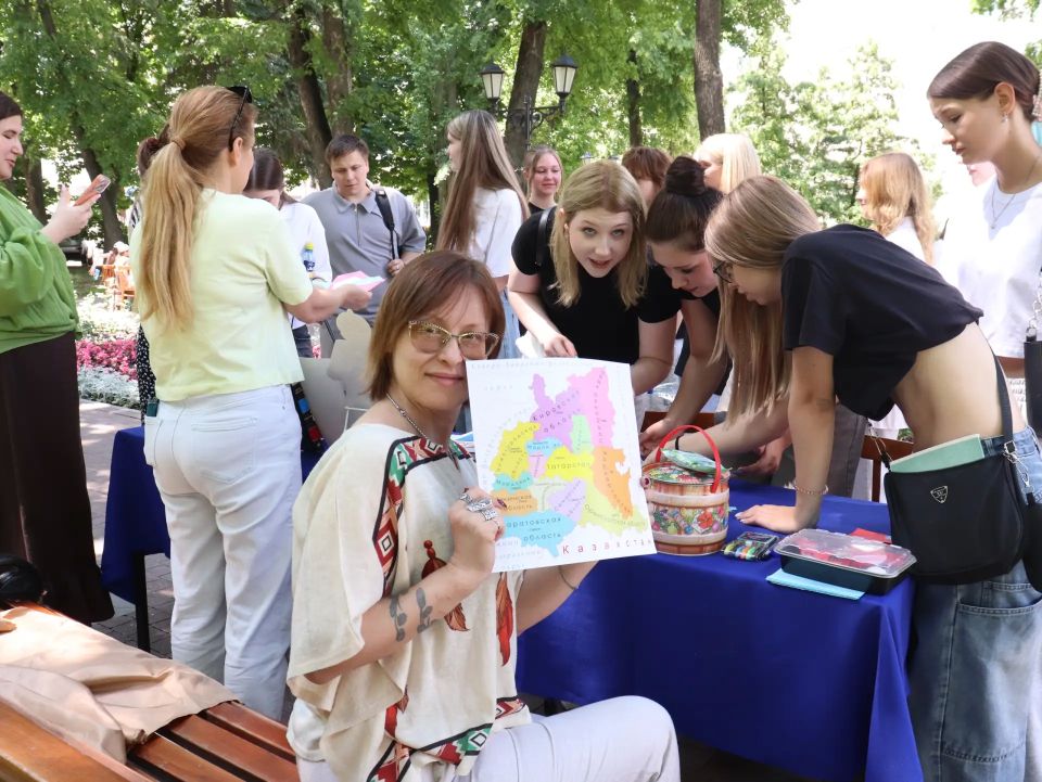 В сквере имени Бунина воронежцы и гости города «открывали» страну через книги, музыку и народные традиции В сквере имени Бунина воронежцы и гости города «открывали» страну через книги, музыку и народные традиции