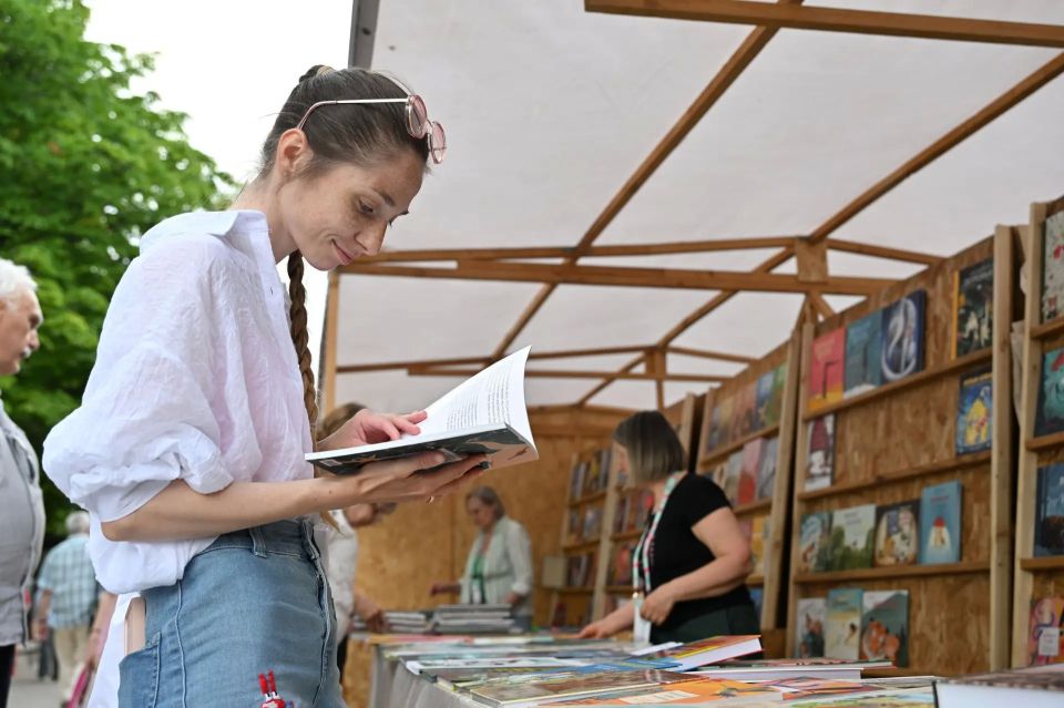 КНИЖНАЯ ЯРМАРКА ОТКРЫТА!. Одно из самых ожидаемых событий Литературной программы Платоновского фестиваля искусств стартовало сегодня на Советской площади! КНИЖНАЯ ЯРМАРКА ОТКРЫТА!. Одно из самых ожидаемых событий Литературной программы Платоновского фестиваля искусств стартовало сегодня на Советской площади!