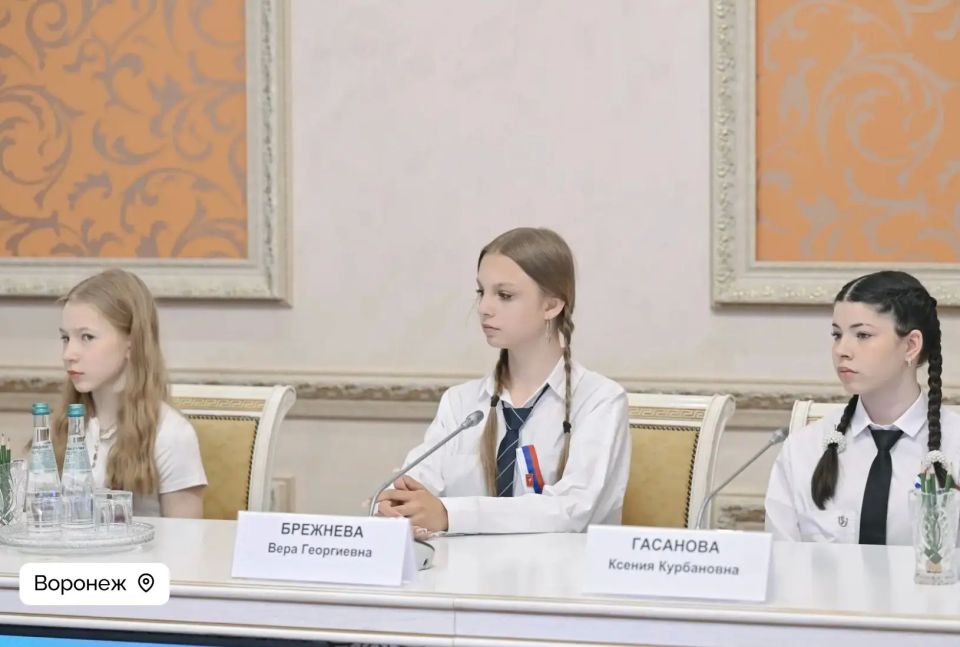 Отличившиеся в спорте и учебе воронежские школьники получили свои первые паспорта прямо из рук губернатора Отличившиеся в спорте и учебе воронежские школьники получили свои первые паспорта прямо из рук губернатора