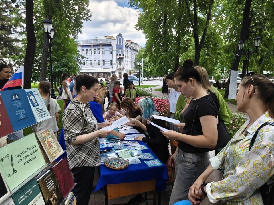 В сквере имени Бунина воронежцы и гости города «открывали» страну через книги, музыку и народные традиции В сквере имени Бунина воронежцы и гости города «открывали» страну через книги, музыку и народные традиции