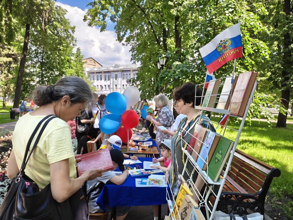 В сквере имени Бунина воронежцы и гости города «открывали» страну через книги, музыку и народные традиции В сквере имени Бунина воронежцы и гости города «открывали» страну через книги, музыку и народные традиции